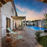Dvori , Villa *