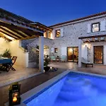 Dvori , Villa