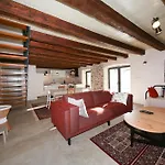Villa Dvori , Nin