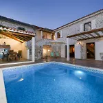 Dvori , Villa *