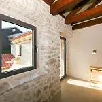 Villa Dvori , Nin