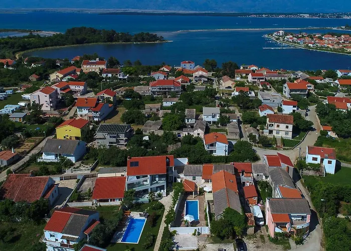 Dvori , Nin