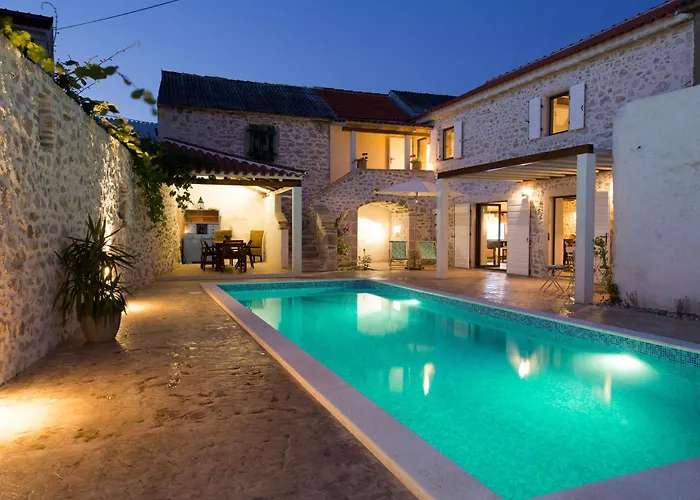 Villa Dvori , *