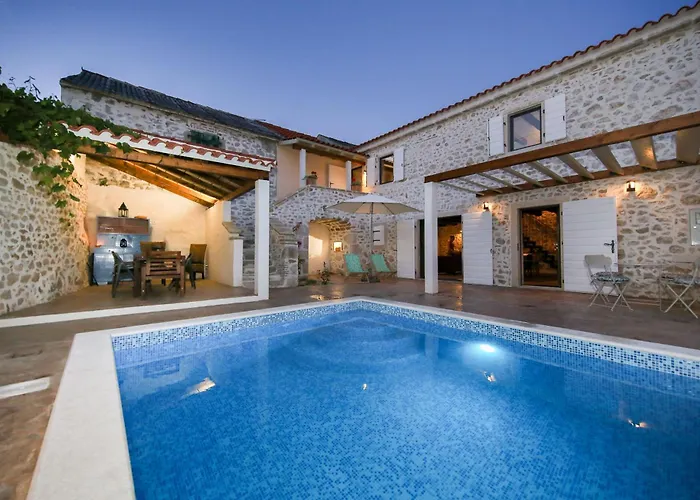 Dvori , Villa *