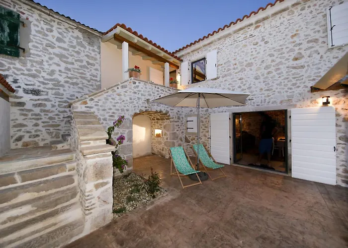 Villa Dvori , Nin