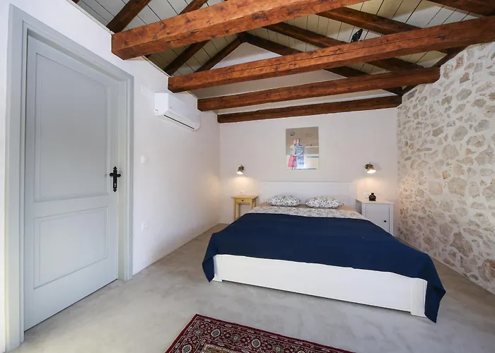 Dvori , Villa *