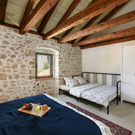 Dvori ,