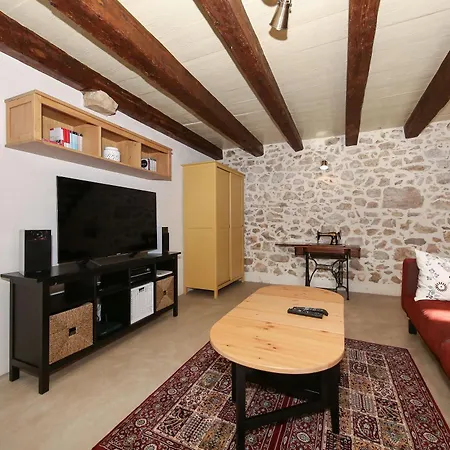 ヴィラ Dvori , ニン