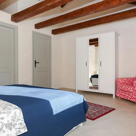 ヴィラ Dvori , ニン