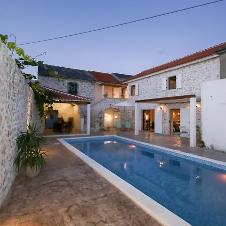Dvori , Villa