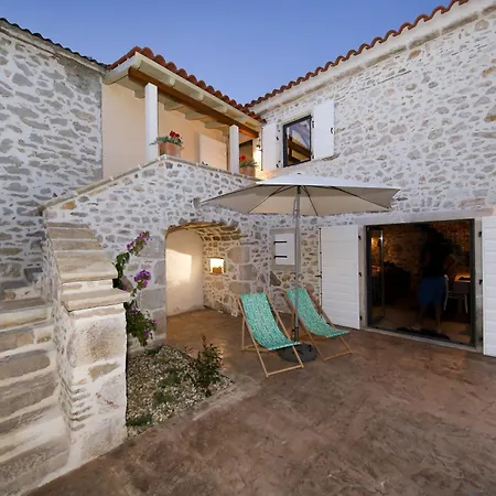Villa Dvori , Nin