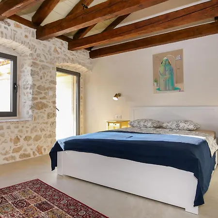 Dvori , Villa
